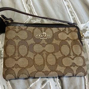 Coach Corner Zip Wrislet in Khaki/Brown